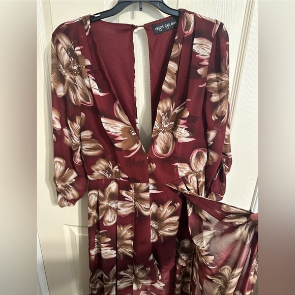 Whyte Eyelash Deep V-Neck Floral Romper 3/4 Sleeve w Train Overlay, Maroon, Sz L - Picture 3 of 6